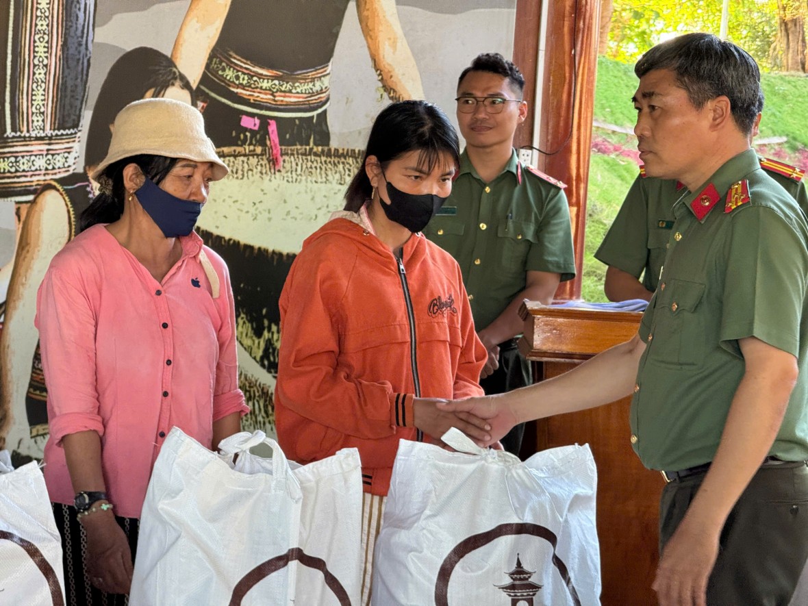 Công an tỉnh Đồng Nai: Đẩy mạnh an sinh xã hội, dân vận gắn với phát động phong trào toàn dân bảo vệ ANTQ tại xã Bom Bo