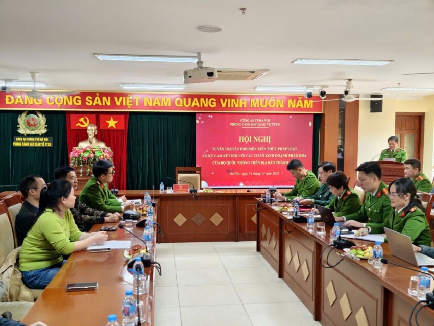 Thượng tá Khuất Hồng Sơn, Phó Trường phòng CSQLHC về trật tự an toàn xã hội Công an TP Hà Nội phát biểu khai mạc hội nghị.