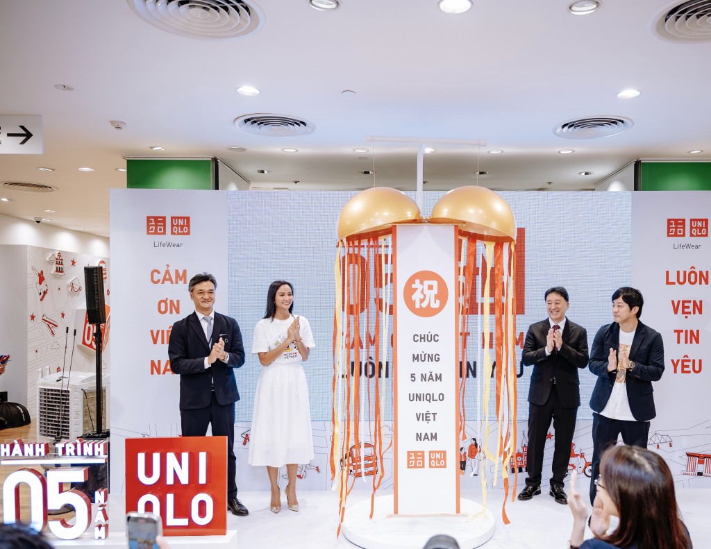 uniqlo-ky-niem-cot-moc-5-nam-tai-viet-nam20241126205659.jpg?rt=20241126210529