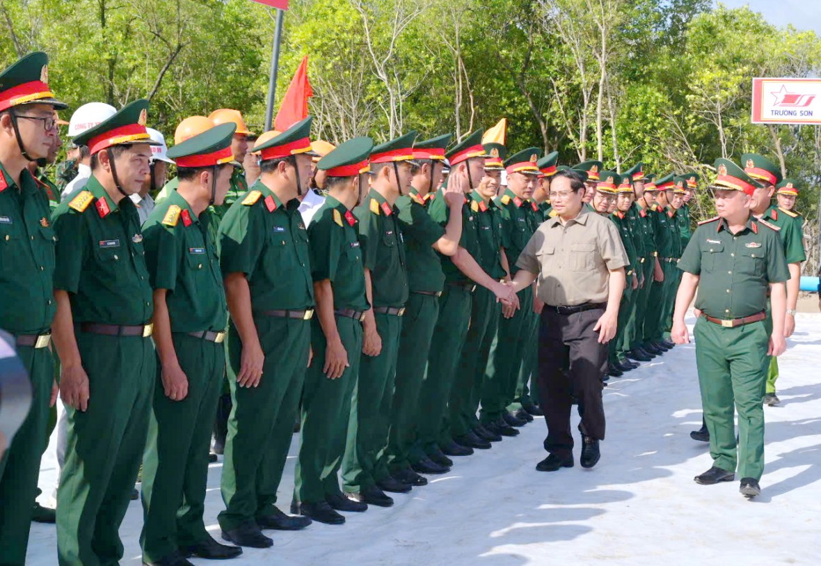 Thủ tướng Phạm Minh Chính kiểm tra tiến độ cao tốc Cà Mau - Đất Mũi và tuyến đường ra đảo Hòn Khoai