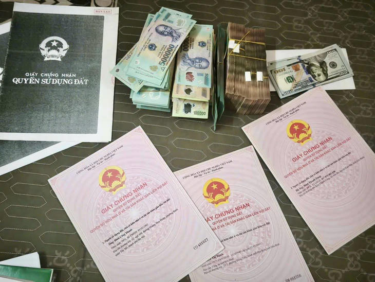 Cơ quan chức năng tiến hành khám xét nhà riêng và thu giữ tang vật liên quan đến vụ án. Ảnh CA tỉnh Phú Thọ