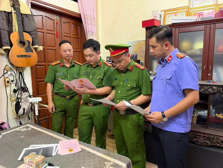 Cơ quan chức năng tiến hành khám xét nhà riêng và thu giữ tang vật liên quan đến vụ án. Ảnh CA tỉnh Phú Thọ