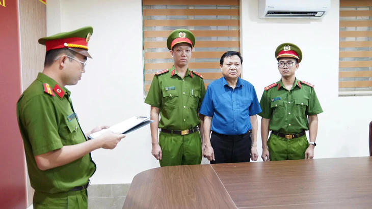 Cơ quan CSĐT tiến hành các thủ tục cần thiết để bắt tạm giam các đối tượng. Ảnh CA tỉnh Phú Thọ