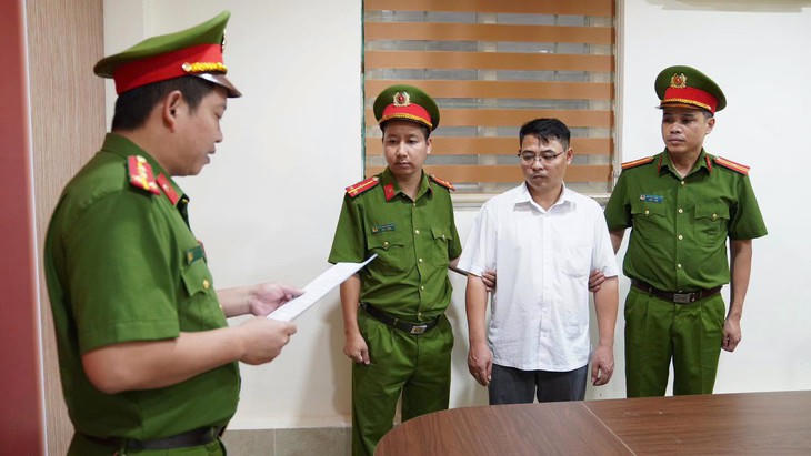 Cơ quan CSĐT tiến hành các thủ tục cần thiết để bắt tạm giam các đối tượng. Ảnh CA tỉnh Phú Thọ