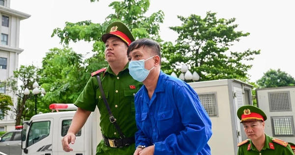 Cựu Thứ trưởng Nguyễn Bá Hoan hầu tòa trong vụ nhận hối lộ 16,3 tỉ đồng