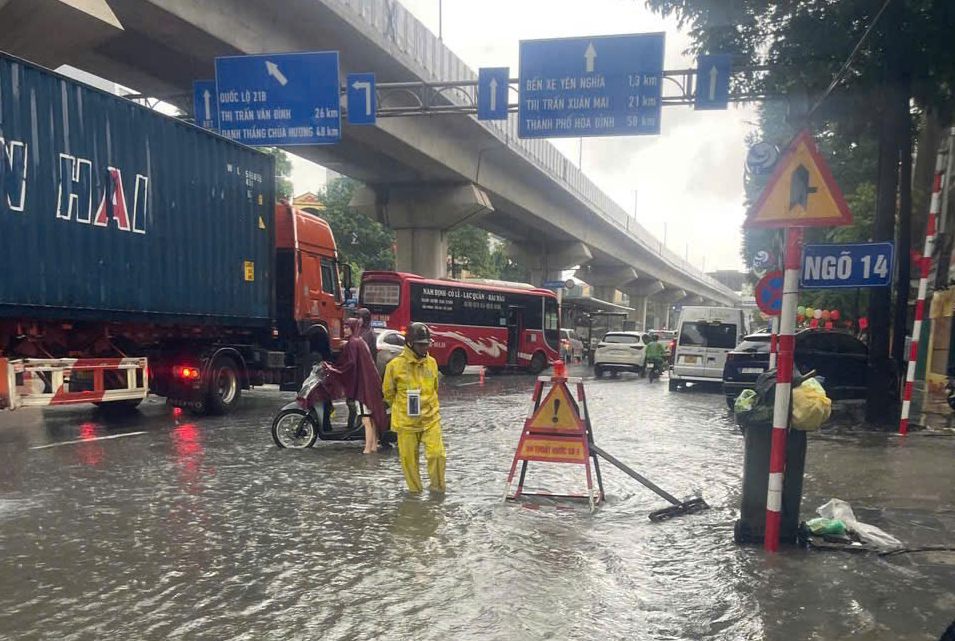 Phố Quang Trung - Hà Đông (cổng trường Nguyễn Huệ). Phố Quang Trung - Hà Đông (cổng trường Nguyễn Huệ).