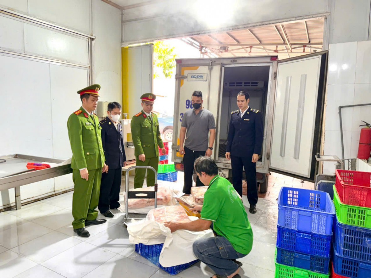 Phát hiện hơn 01 tấn sản phẩm động vật không rõ nguồn gốc tại Bắc