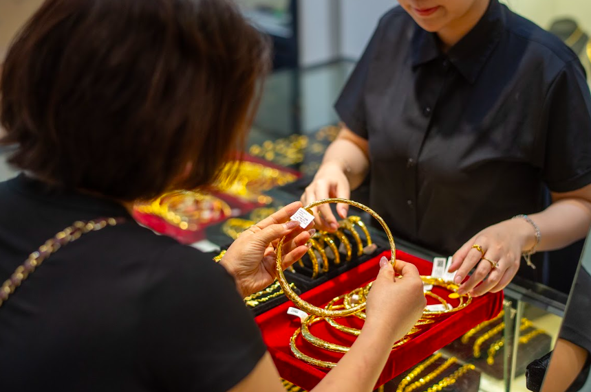 Giá vàng ngày 29/10: Vàng thế giới giảm nhẹ- vàng trong nước giao dịch quanh ngưỡng 142-7 triệu đồng/lượng