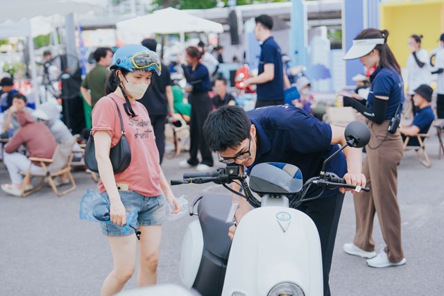 Không còn chuộng xe xăng, nhiều gia đình ưu tiên chọn xe máy điện VinFast Motio cho con dịp tựu trường - Ảnh 1