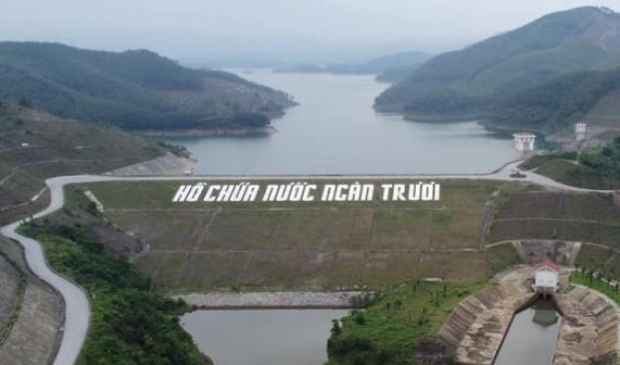 Toàn cảnh hồ chứa nước Ngàn Trươi.