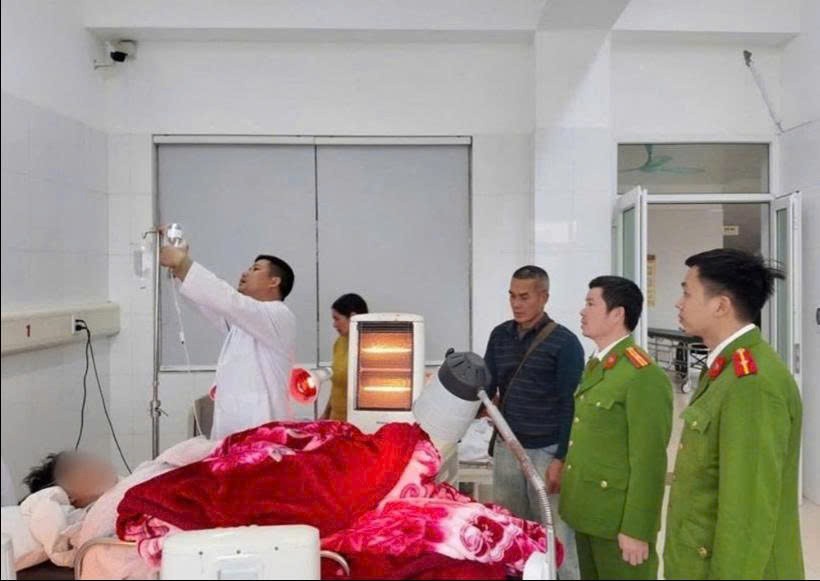 Công an đặc khu Cô Tô đưa người bị nạn đến Bệnh viện gần nhất.