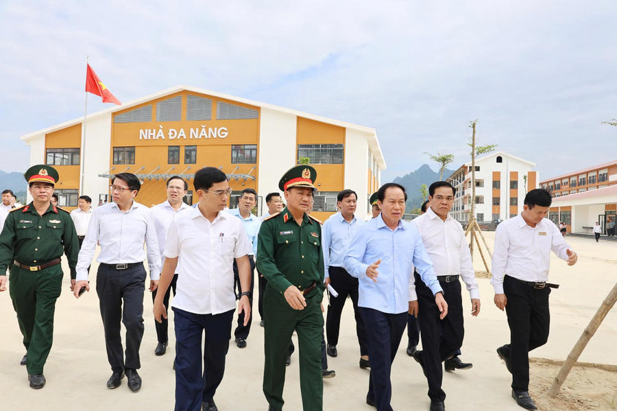 Phó Thủ tướng Chính phủ Lê Tiến Châu đến kiểm tra tại Trường Phổ thông nội trú liên cấp Tiểu học và THCS Môn Sơn.