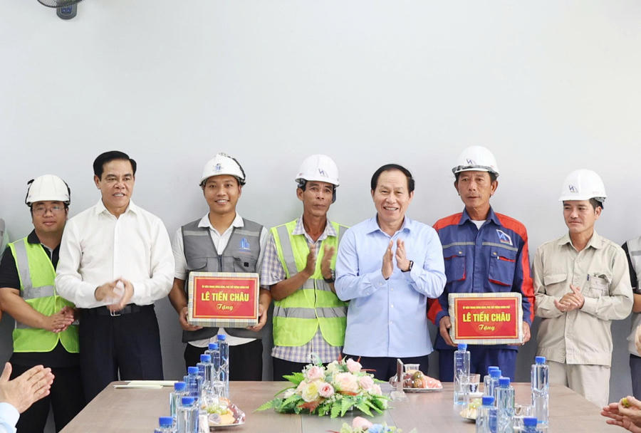 Đoàn công tác tặng quà cho nhà thầu tại Trường Phổ thông nội trú liên cấp Tiểu học và THCS Anh Sơn.