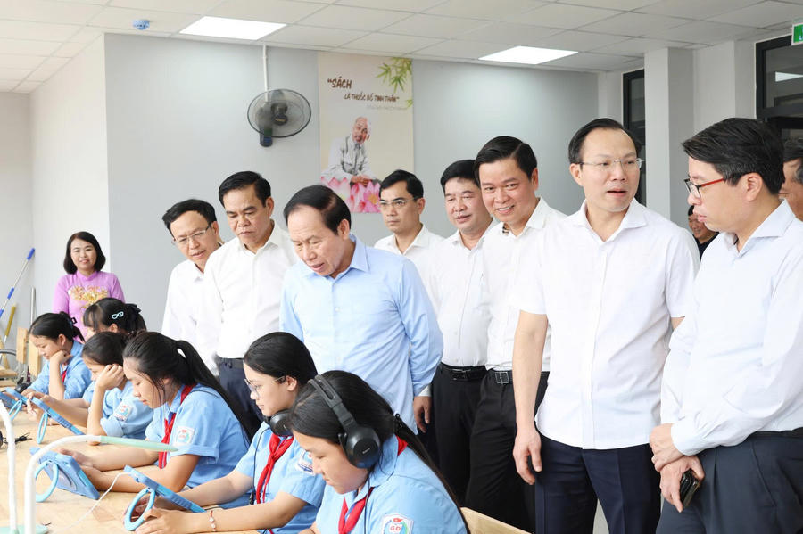 Phó Thủ tướng Chính phủ Lê Tiến Châu bày tỏ sự vui mừng, phấn khởi trước cơ sở vật chất của các điểm trường được đầu tư đồng bộ, khang trang, hiện đại.