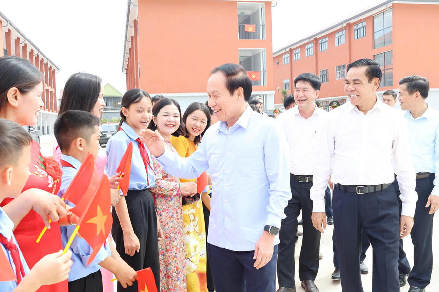 Phó Thủ tướng Chính phủ Lê Tiến Châu thăm hỏi học sinh Trường Phổ thông nội trú liên cấp Tiểu học và THCS Anh Sơn.