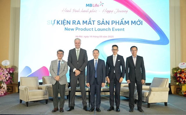 C&aacute;c l&atilde;nh đạo, đại diện của&nbsp;MB Life, đối t&aacute;c chiến lược tham gia sự kiện. Ảnh: QC