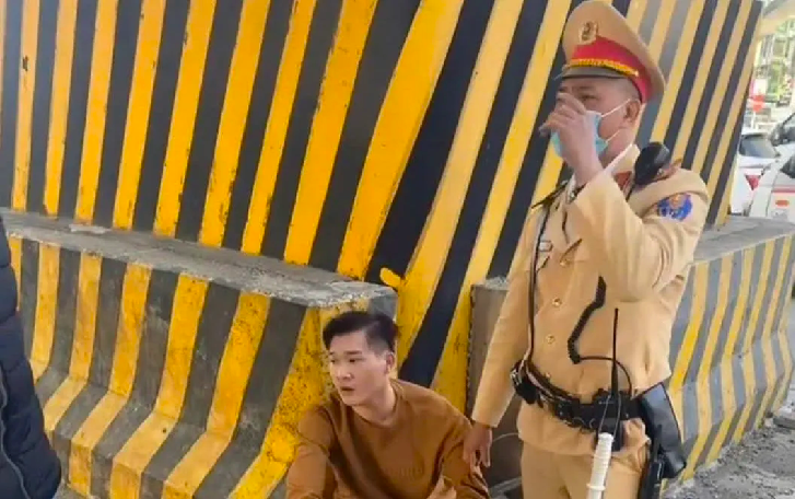 Đối tượng nghi vấn bị CSGT khống chế (ảnh người dân đăng tải trên MXH)