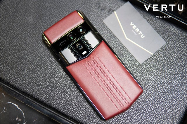 Vertu Agent Q với thiết kế da bê khâu tạo nên vẻ ngoài sang trọng.