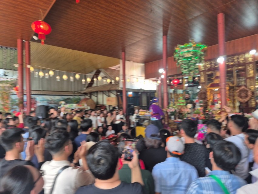 Cách đền thờ Bảo Hà nơi thờ quan Hoàng Bảy không xa là đền Cô Bé Tân An cũng được người dân và du khách về dâng hương cầu tài, cầu may mắn.