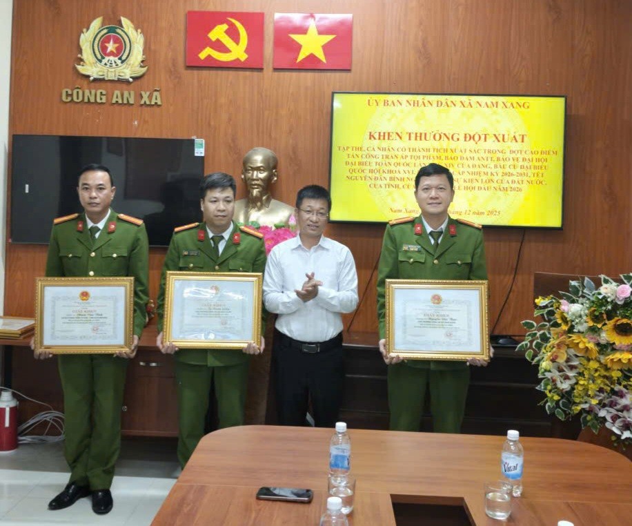 Khen thưởng đột xuất Công an xã Nam Xang vì thành tích phá nhanh vụ án ma túy