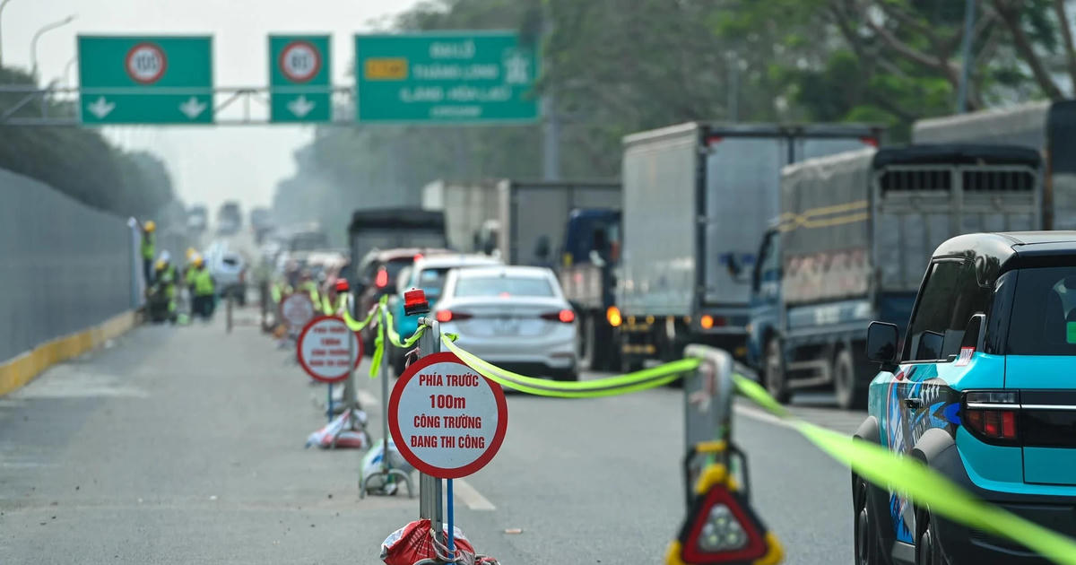 Rào chắn và phân luồng giao thông phục vụ thi công tuyến metro số 5 đoạn Văn Cao - Nguyễn Chí Thanh