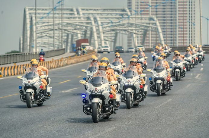 Lực lượng CSGT làm nhiệm vụ dẫn đoàn. Ảnh minh hoạ