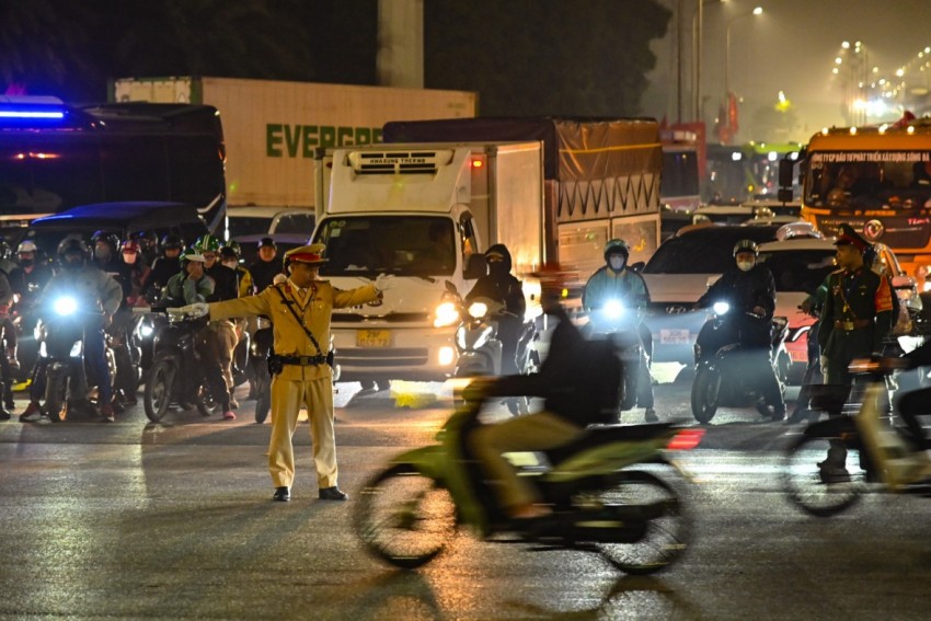 Công tác phân luồng giao thông được thực hiện từ rất sớm, lực lượng Cảnh sát giao thông đã chủ động phân luồng đảm bảo giao thông cho các tuyến đường mà đoàn xe ưu tiên đi qua.