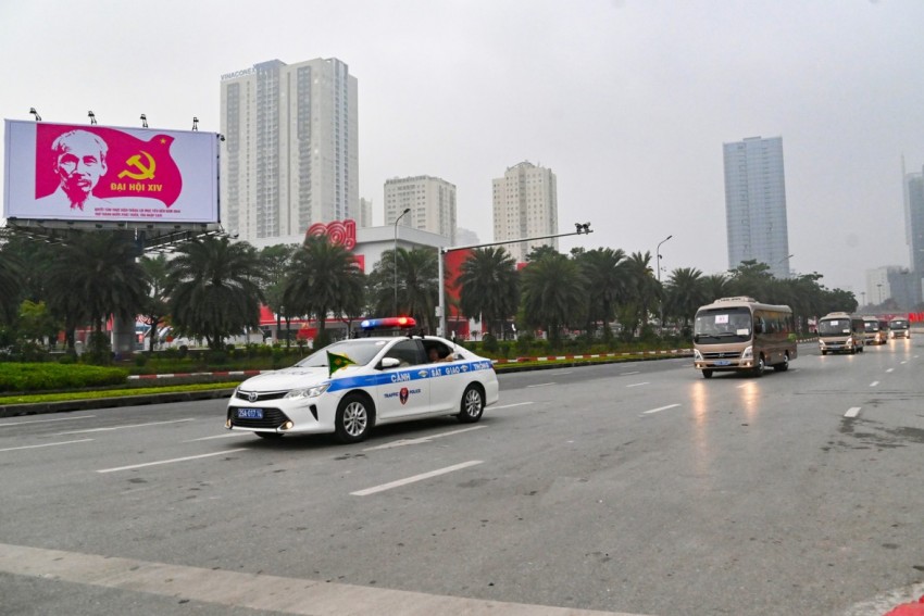 Đoàn xe chở các đại biểu dự Đại hội Đảng toàn quốc lần thứ XIV tiến về Trung tâm hội nghị Quốc gia.