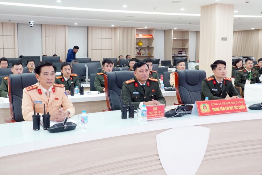 Đại tá Nguyễn Tiến Đạt, Phó Giám đốc CATP Hà Nội trực tiếp chỉ đạo công tác đảm bảo an ninh trật tự phục vụ Đại hội Đảng tại Trung tâm chỉ huy CATP.