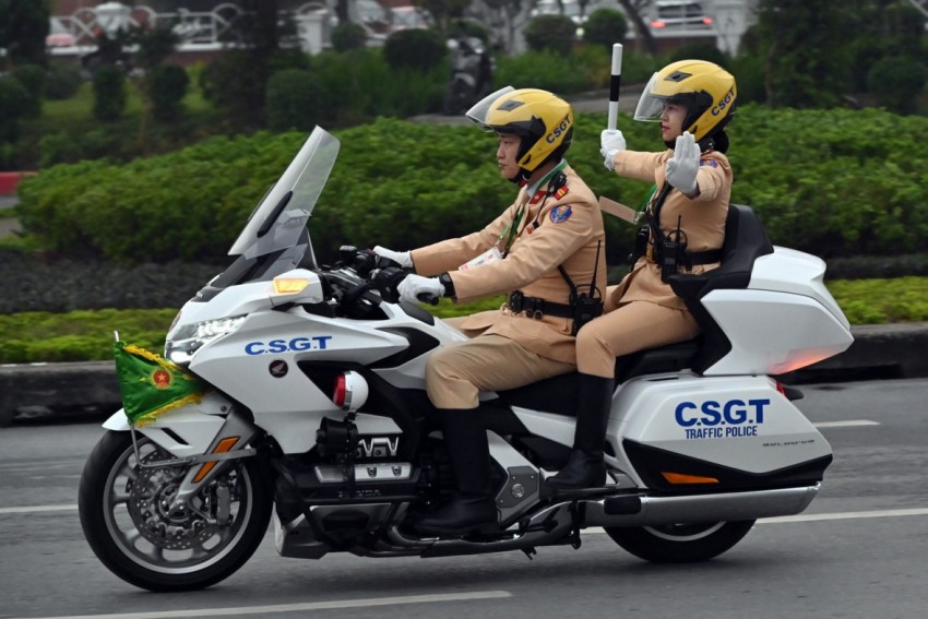 Cảnh sát giao thông Hà Nội trên phương tiện chuyên dụng thực hiện công tác dẫn đoàn.