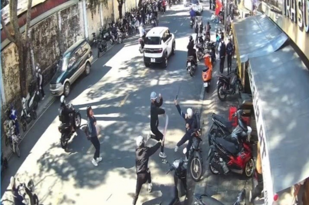 Hỗn chiến trước cổng trường ở Đà Lạt: Nhóm thanh thiếu niên mang mã tấu, gậy ba khúc truy đuổi nhau