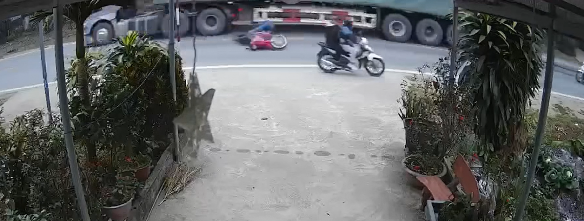 Công an xác minh Video người đàn ông va chạm với xe máy ngã ra đường rồi bị xe tải cán tử vong ở Tuyên Quang Công an xác minh Video người đàn ông va chạm với xe máy ngã ra đường rồi bị xe tải cán tử vong ở Tuyên Quang