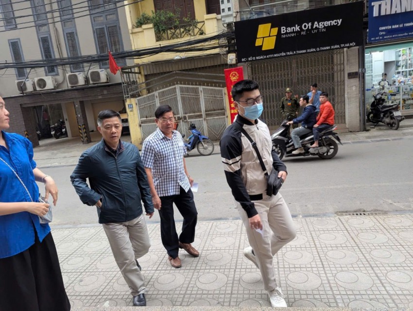 Nhiều cử chi trẻ tuổi đến điểm bỏ phiếu để thực hiện quyền và nghĩa vụ của mình Nhiều cử chi trẻ tuổi đến điểm bỏ phiếu để thực hiện quyền và nghĩa vụ của mình