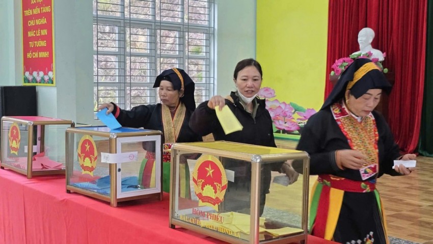 Cử tri cả nước háo hức đi bầu cử đại biểu Quốc hội và Hội đồng nhân dân ngày 15/3