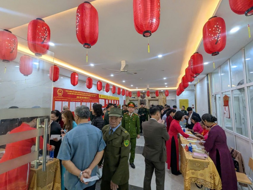 Điểm bỏ phiếu được trang hoàng lông lẫy và được đảm bảo an ninh tối đa Điểm bỏ phiếu được trang hoàng lông lẫy và được đảm bảo an ninh tối đa