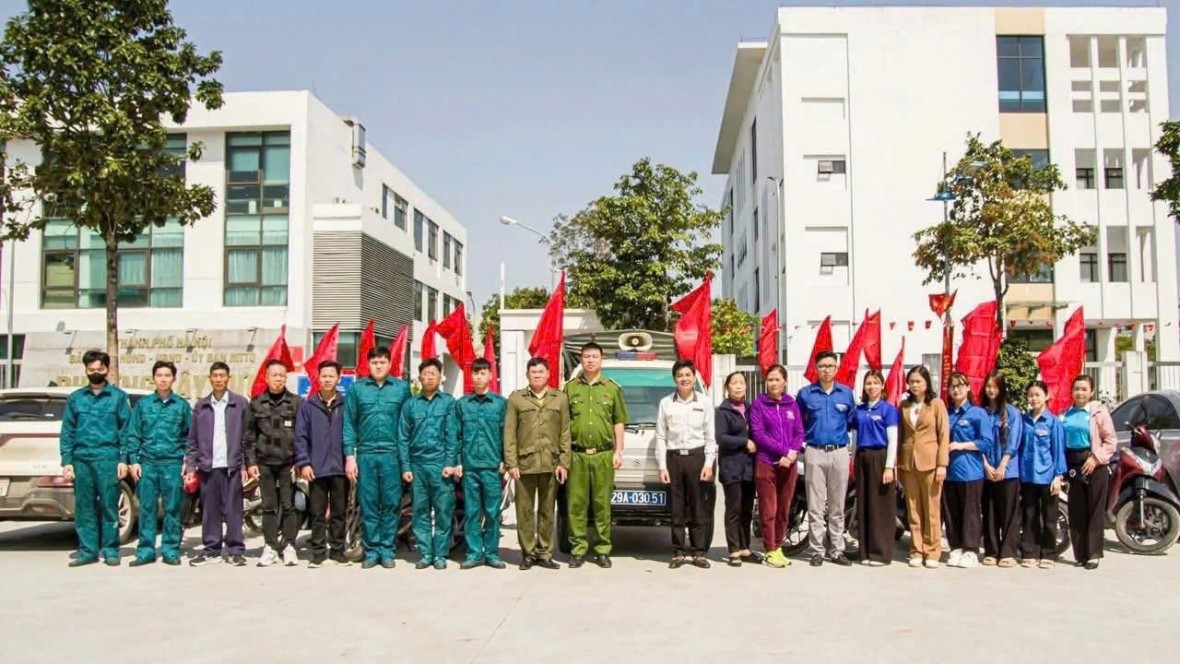 Lực lượng công an phối hợp với các ban ngành đoàn thể ra quân tuyên truyền đảm bảo trật tự đô thị, trật tự an toàn giao thông phục vụ bầu cử. (Ảnh: Lệ Thủy) Lực lượng Công an phường Tây Tựu phối hợp với các ban ngành đoàn thể ra quân tuyên truyền đảm bảo trật tự đô thị, trật tự an toàn giao thông phục vụ bầu cử. (Ảnh: Lệ Thủy)