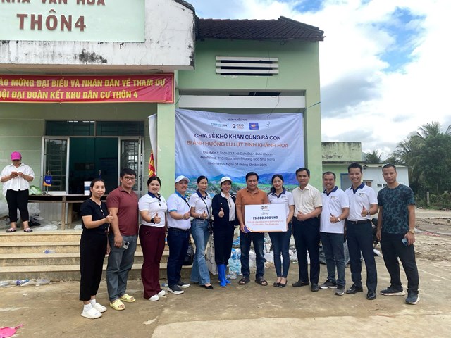 Đo&agrave;n thiện nguyện CLB CEO 1983 trao qu&agrave; cho c&aacute;c hộ d&acirc;n x&atilde; Di&ecirc;n Điền sau lũ.