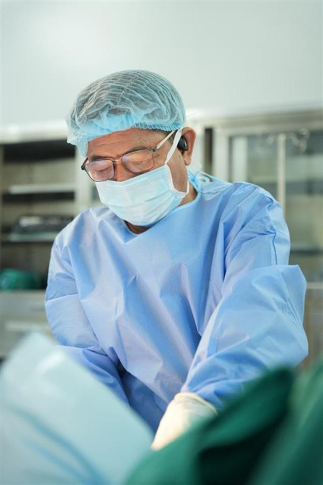 PGS Lưu Hồng Hải - H&igrave;nh ảnh b&aacute;c sĩ phẫu thuật