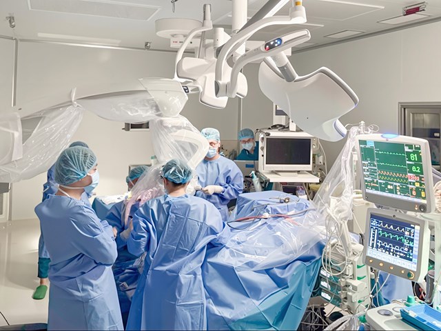 C&aacute;c b&aacute;c sĩ Bệnh viện Đa khoa Quốc tế Vinmec Central Park (TP.HCM) đang tiến h&agrave;nh giải &eacute;p vi mạch cho bệnh nh&acirc;n. &nbsp;