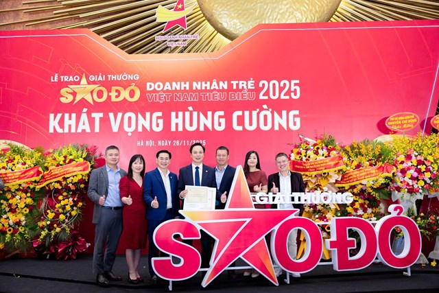 &Ocirc;ng Nguyễn Văn Luyến &ndash; Tổng gi&aacute;m đốc Tổng c&ocirc;ng ty UDIC (Đứng giữa) tại lễ trao giải Sao Đỏ - Doanh nh&acirc;n trẻ ti&ecirc;u biểu 2025.