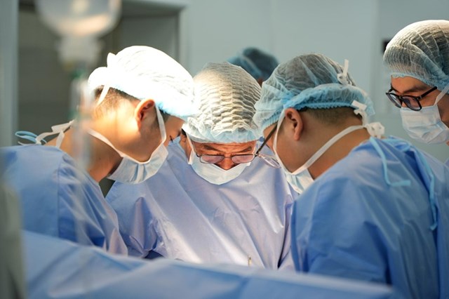 PGS Lưu Hồng Hải - H&igrave;nh ảnh b&aacute;c sĩ c&ugrave;ng ekip trong ph&ograve;ng phẫu thuật