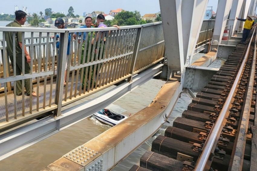 Kết cấu cầu cũng bị ảnh hưởng khi dầm dọc chạy tàu tại nhịp 2, khoang 5 bị cong, vênh, biến dạng; đường ray bị lệch hướng.