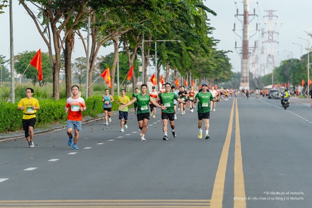 C&aacute;c runner đang tr&ecirc;n đường đua Tiền Phong Half Marathon 2025 lu&ocirc;n thể hiện sức bền & tự tin &nbsp;