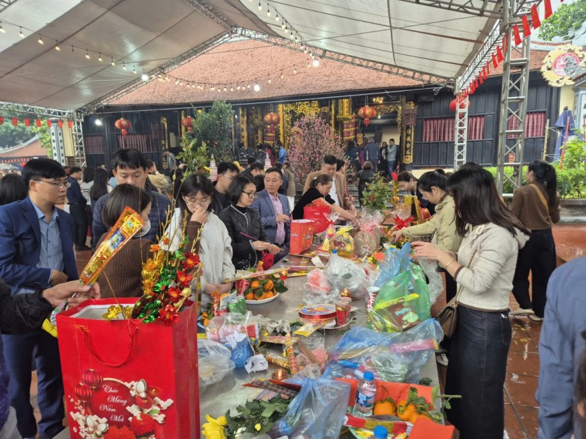 Khu vực sắp lễ, dâng hương cầu tài cầu lộc của người dân và du khách đã được Ban Quản lý khu di tích dựng bạt kiến.