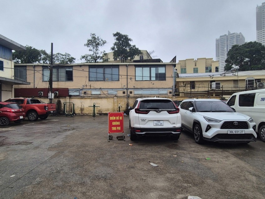 Điểm nhấn trong vài năm trở lại đây là Ban Quản lý khu di tích đã bố trí người trông giữ, sắp xếp xe cho nhân dân đến chiêm bái, cầu tài, cầu lộc đầu năm mà không thu phí gửi xe.