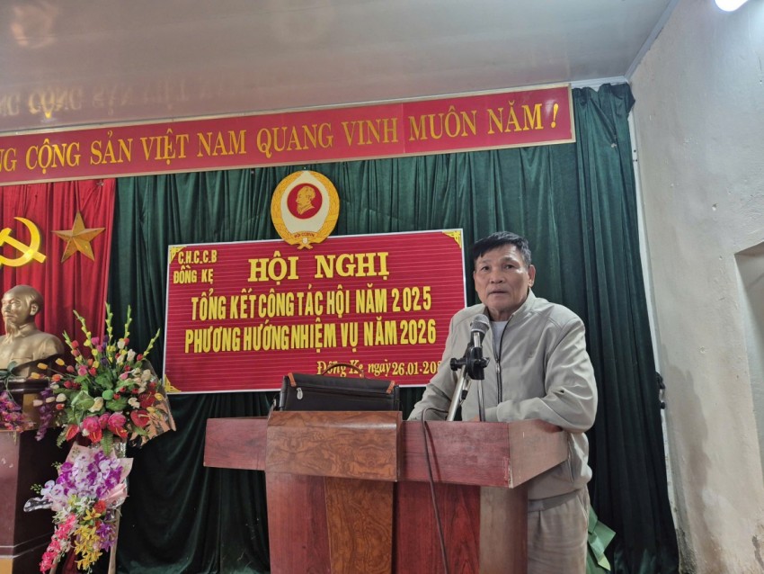 Ông Nguyễn Văn Lợi, Bí thư Chi bộ thôn Đồng Kẹ, xã Cao Dương phát biểu tại buổi trao quà.