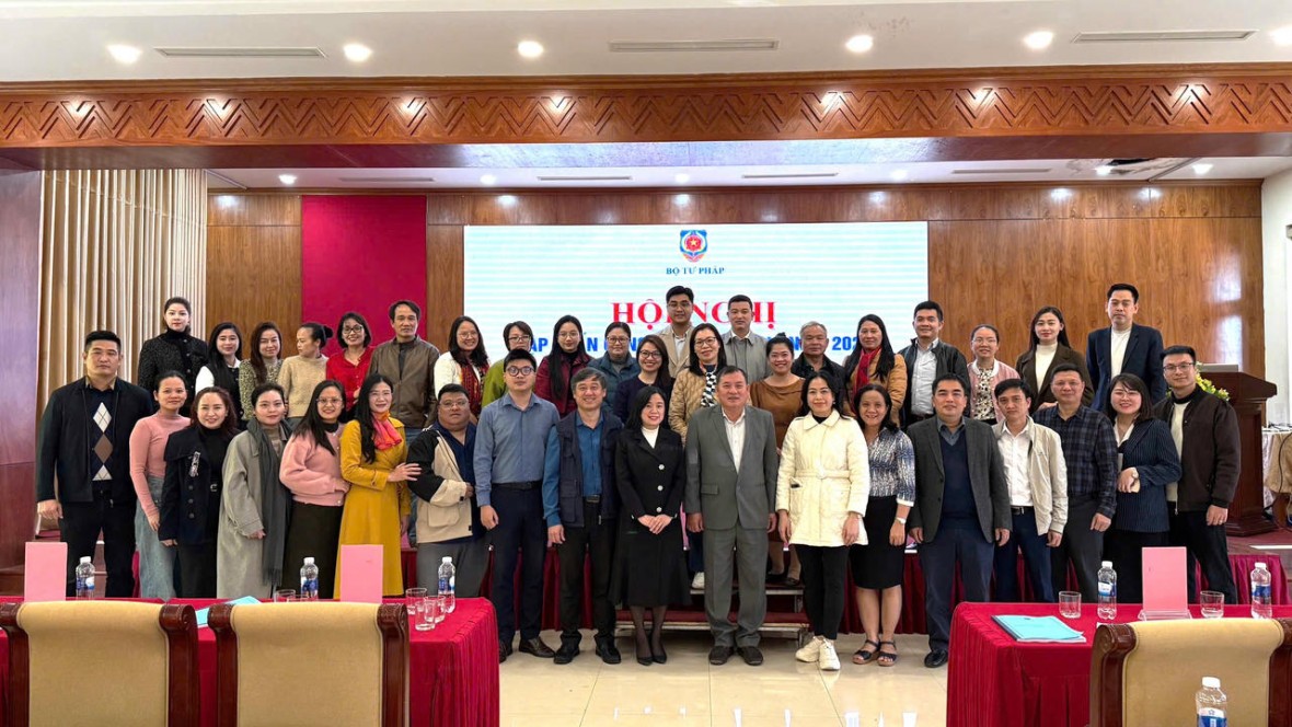 Các đại biểu chụp ảnh lưu niệm