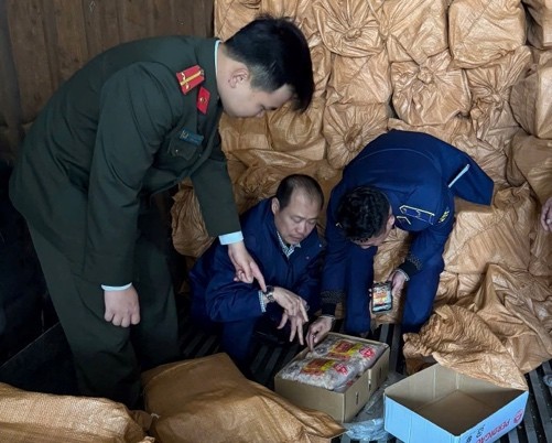 Phát hiện hơn 12 tấn thực phẩm không rõ nguồn gốc chuẩn bị tung ra thị trường dịp cận tết