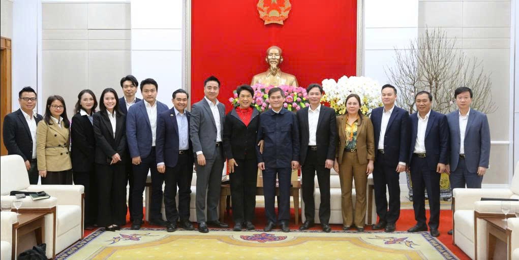 Các đại biểu chụp ảnh lưu niệm tại buổi tiếp.