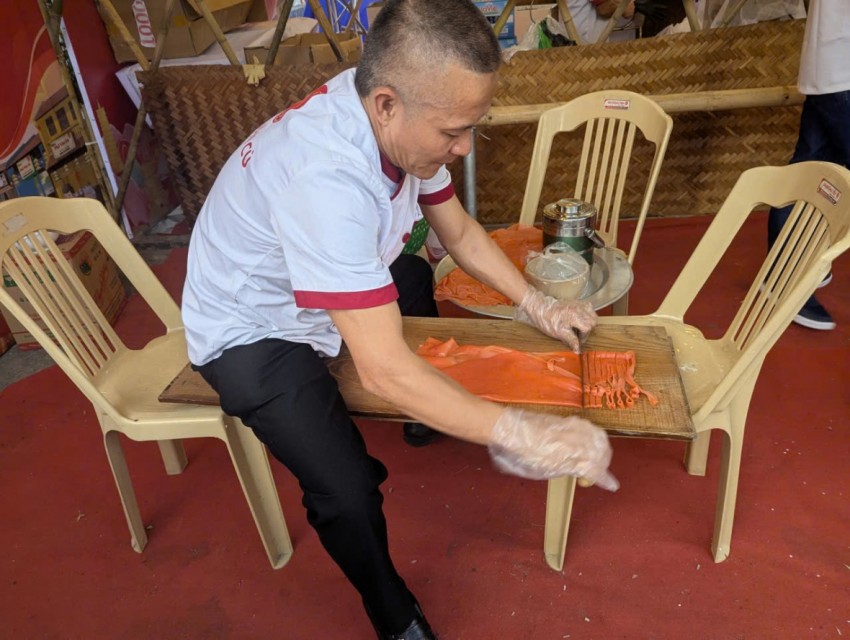 Thái bánh phở đòi hỏi sự khéo tay cùng người làm phở
